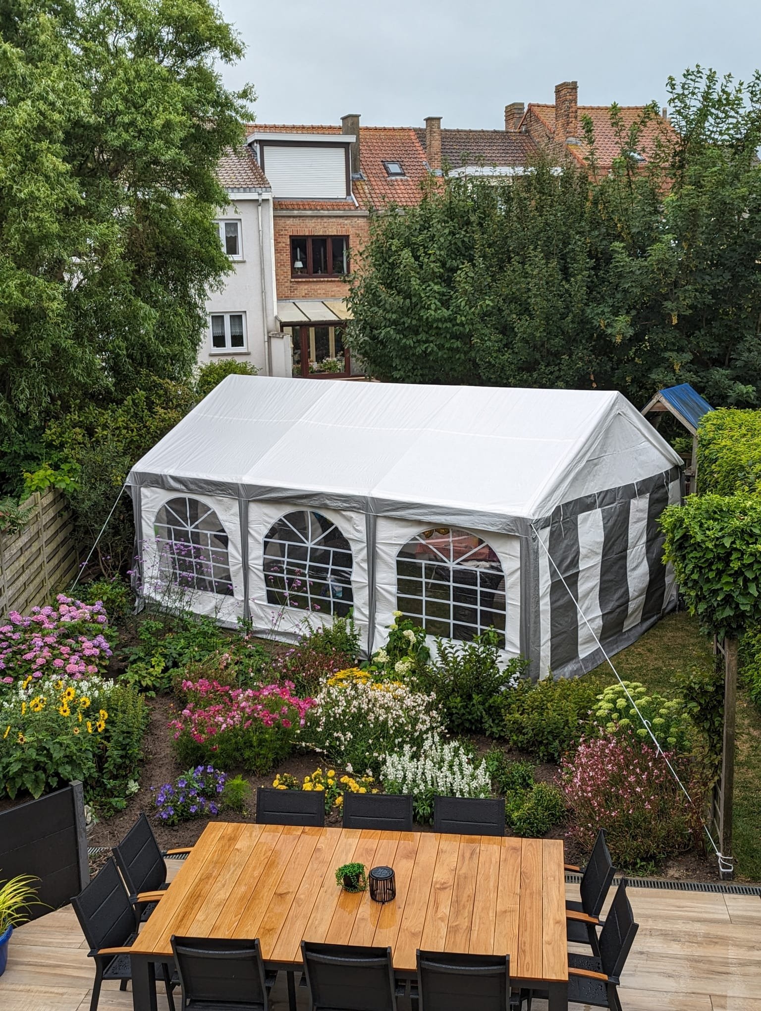 Grote feesttent buitenkant